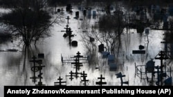 Groblje pod vodom usled poplava u Orsku, Rusija, 7. aprila 2024.