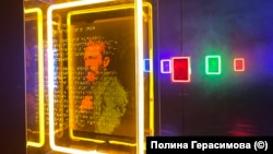 Портрет на Ван Гог в стъклена кутия, на повърхността на която е гравирана информация за художника на брайловата азбука за незрящи.