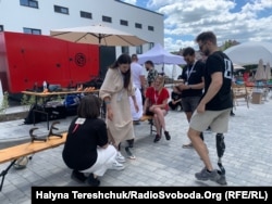 Снайперка Анастасія Савка приміряє спортивний протез