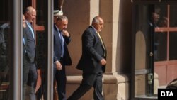 Лидерът на ГЕРБ Бойко Борисов (вдясно) напуска президентството, следван от охраната си и номинирания за премиер Росен Желязков, 1 юли 2024 г.