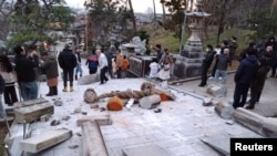 Srušena kapija hramu Onohiyoshi u Kanazavi, prefektura Ishikawa, Japan 1. januara 2024.