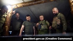 Президент Володимир Зеленський під час поїздки до Запорізької області відвідав передові позиції Збройних сил України на Мелітопольському напрямку, 26 червня 2023 року