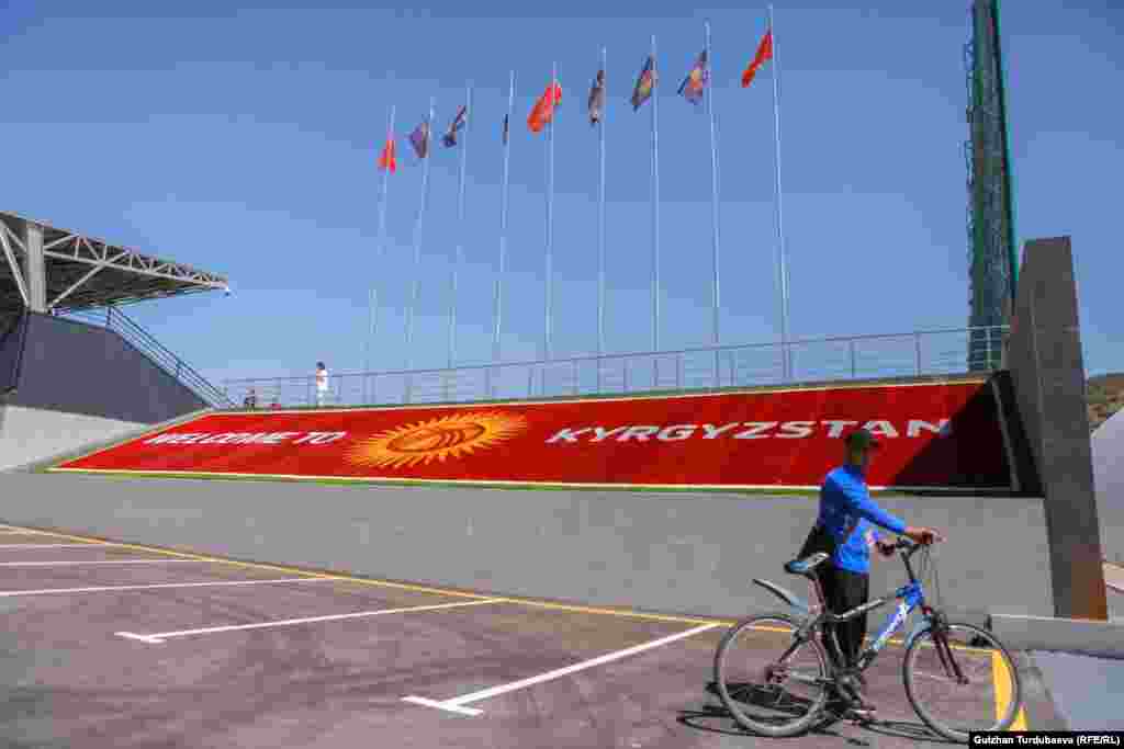 Садыр Жапаров билдиргендей, &ldquo;Барселона&rdquo; клубу Бишкек шаарына өз каражатына футбол академиясын ачат.