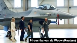 Президент Зеленський і прем'єр-міністр Нідерландів Марк Рютте біля винищувача F-16. Ейндховен, Нідерланди, 20 серпня 2023 року
