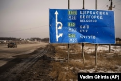 На фото: пронизаний кулями та осколками дорожній знак дорогою до Білгорода, Харків, 24 лютого 2023 року