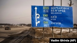 Saobraćajni znak za put ka Belgorodu, u blizini Harkiva, februar 2023. 