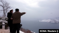 Sjevernokorejski lider Kim Džong Un prisustvuje testiranju krstareće rakete lansirane podmornice na neotkrivenoj lokaciji u Sjevernoj Koreji na ovoj slici koju je objavila Korejska centralna novinska agencija 28. januara 2024.