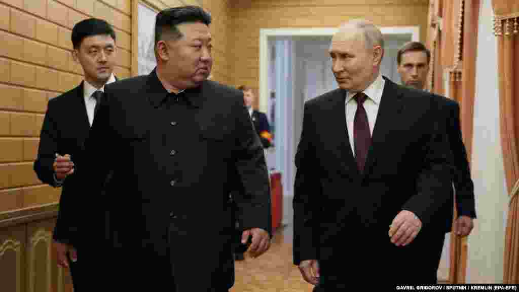 A&nbsp;két hevesen Nyugat-ellenes vezető intenzívebben kíván összefogni a világ ellen.&nbsp;A lehetséges fegyverkezési megállapodásban Phenjan az ukrajnai háborúhoz égetően szükséges lőszerrel látná el Moszkvát. Cserébe gazdasági és technológiai segítséget vár, ami fokozhatja az Észak-Korea atomfegyver- és rakétaprogramja által jelentett fenyegetést