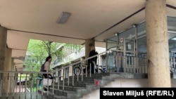 Ulaz u zgradu gde je smešteno više fakulteta prorodnih nauka u Beogradu, 2.4.2024.