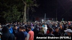Собравшиеся в ночь с 17 на 18 мая в Бишкеке, 2024 г.