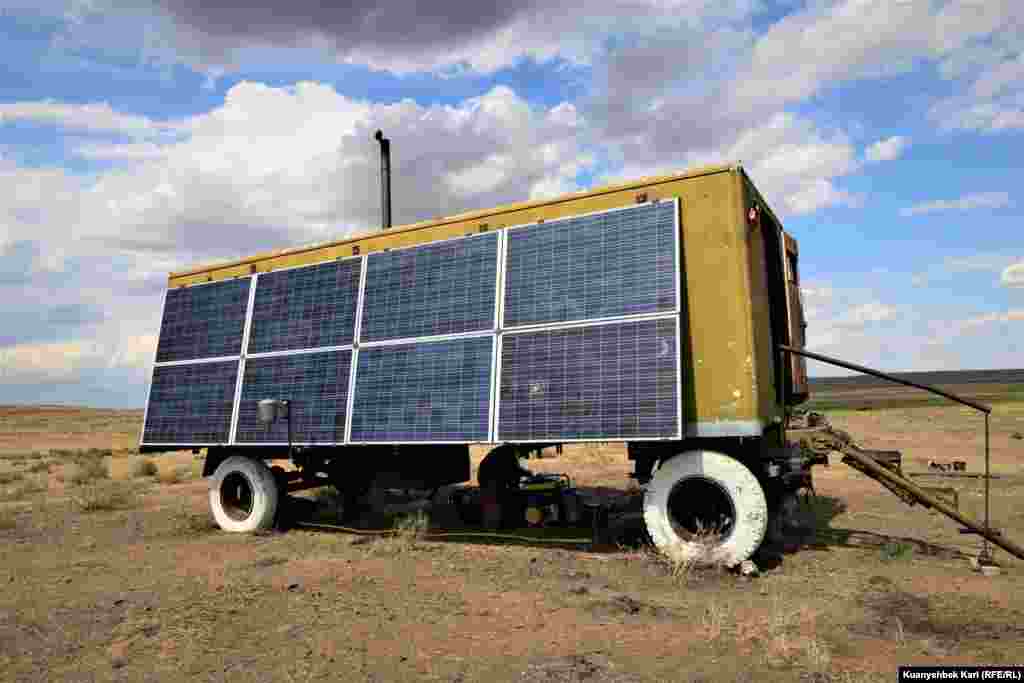 Unutar ove mobilne kućice ugrađen je sistem grijanja na antifriz. Za napajanje domaćinstva koristi se i solarna baterija.