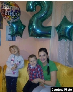 Ангеліна Єрашова разом з Артемом Єрашовим та тіткою Лідією. Фото: з особистого архіву родини