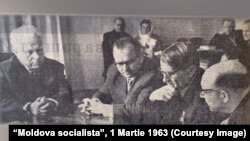 Al doilea din stânga, acad. T.D. Lîsenko alături de I.I. Bodiul (în dreapta sa). „Moldova socialistă”, 1 Martie 1963.