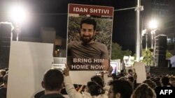 Demonstranti u Tel Avivu nosili su fotografije na kojima su taoci koje je Hamas odveo u Pojas Gaze.