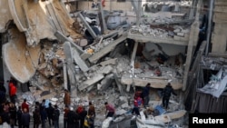 Palestinci na mjestu napada u Rafi, 4. mart 2024. 