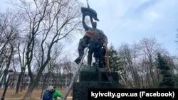 «Ідеологічна роль цього постаменту полягала у возвеличенні більшовиків, котрі влаштували збройний заколот проти Центральної Ради та Української Народної Республіки», – кажуть у КМДА 