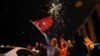 Pristalice turskog predsjednika Tayyipa Erdogana i AK Partije (AKP) reaguju nakon preliminarnih rezultata za predsjedničke i parlamentarne izbore u Istanbulu, Turska, 15. maja 2023.