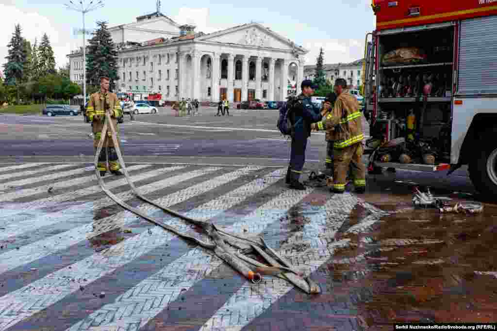 Vatrogasne ekipe sakupljaju opremu nakon ispiranja površine trga od krvi stradalih ljudi.