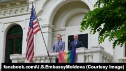 Unul din aspectele pozitive menționate într-un nou raport este sprjinul public dat de ambasadele străine, inclusiv de ambasadorul SUA Kent Logsdon (în dreapta) marșului Pride de la Chișinău, ediția 2023. 