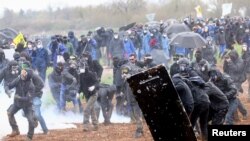 Protesti protiv nove infrastrukture za skladištenje vode za navodnjavanje poljoprivrede u zapadnoj Francuskoj, 25. mart 2023. 