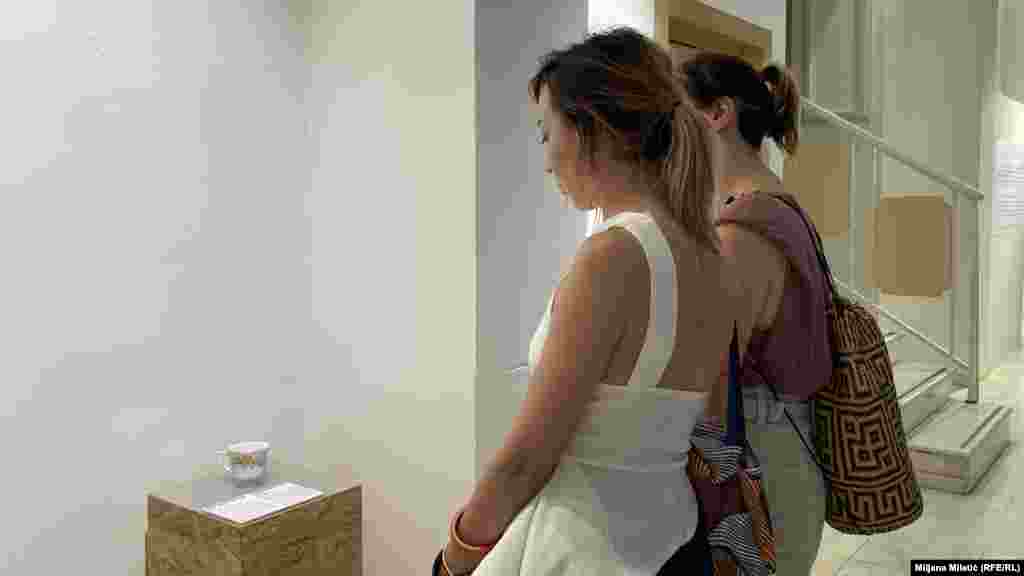 Posetioci na izložbi. Na fotografiji: Šolja za čaj, Indijanopolis, SAD, sećanje na preminulu baku.