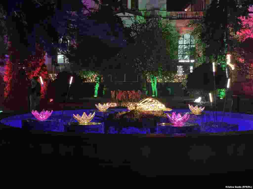 U fontani koja se nalazi u bašti Zemaljskog muzeja su i cvjetovi lopoča.