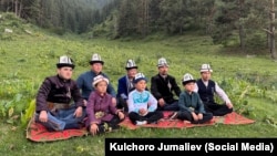 Манасчылар эл аралык Интерньюс уюму уюштурган долбоордо. Архивдик сүрөт.