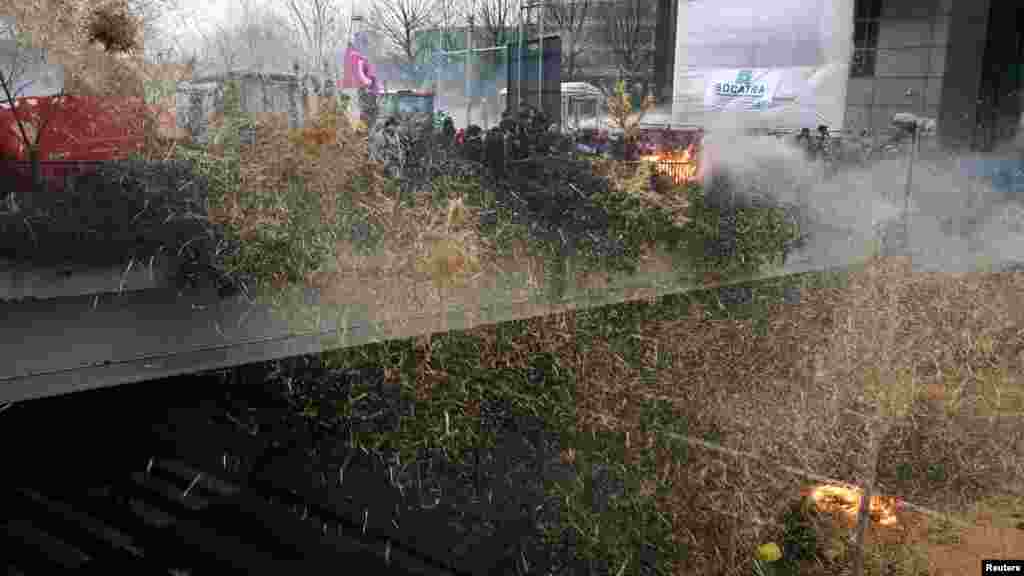 Február 26-án újabb gazdatüntetések voltak Európa-szerte. Brüsszelben a tüntetők gumiabroncsokat dobtak az utakra, és gyújtottak fel