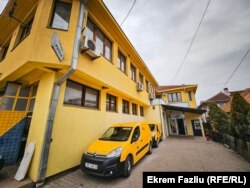 Një postë në Graçanicë, në bankomatet e së cilës serbët kanë mundur të marrin pagat, pensionet dhe ndihmat tjera prej Serbisë, në dinarë.