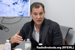 Том Своззі, член Палати представників Конгресу США від Демократичної партії під час візиту до Києва. 6 квітня 2024 року