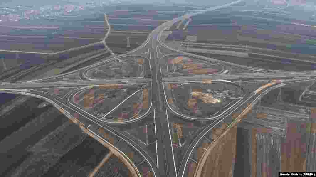 Më 17 janar, Radio Evropa e Lirë ka vizituar disa lokacione përgjatë kësaj autostrade dhe ka hasur në shumë pak vende ku ishte duke u punuar.