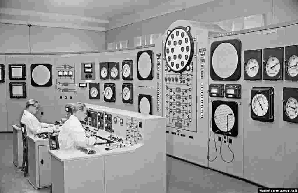 1955, camera de control a Centralei Nucleare Obninsk. Centrala folosea căldura rezultată din fisiunea nucleară a uraniului îmbogățit pentru a transforma apa în abur, care era folosit la turbine de producere a electricității. Puterea reactorului nuclear trebuia limitată la puterea pe care o putea suporta turbina.