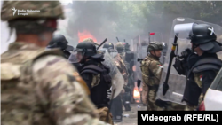 Molotovljev koktel gori između vojnika KFOR-a