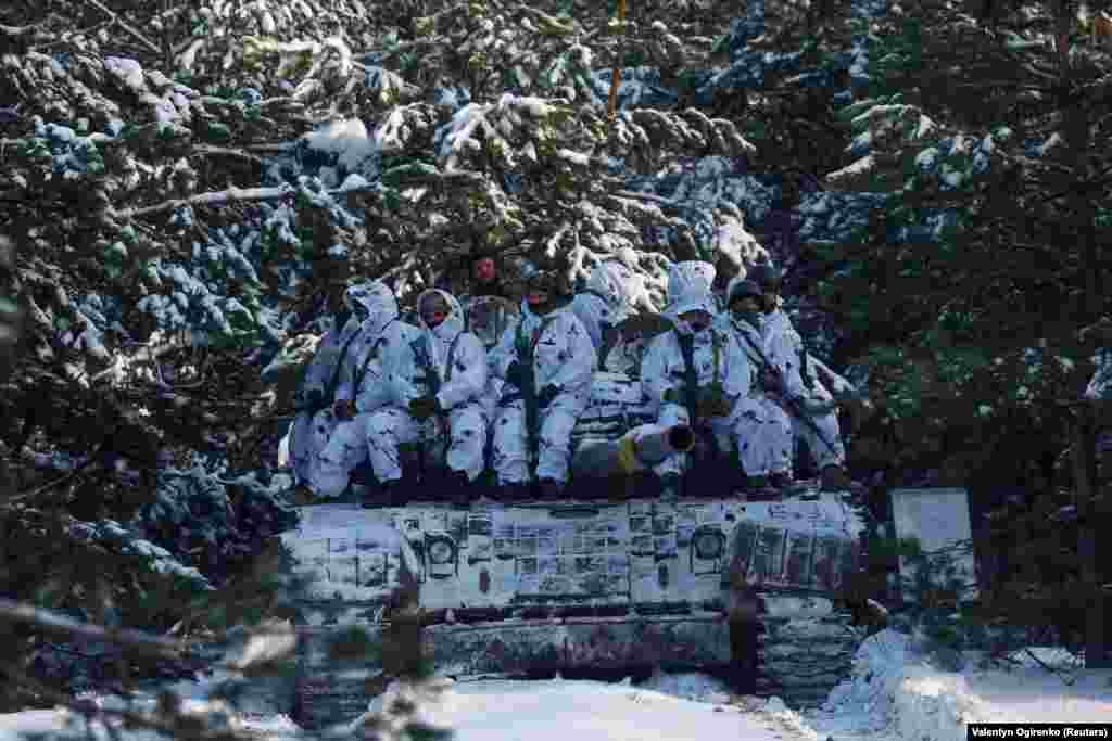 Ukrajinski vojnici učestvuju u vježbama usred ruskog napada na Ukrajinu u oblasti Černihiv.