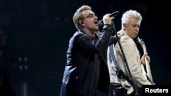 Вокалистът на групата U2 Боно (вляво)