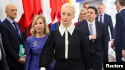 Iulia Navalnaia, văduva opozantului rus, îndreptându-se spre tribuna Parlamentului European de la Strasbourg, în Franța. 28 februarie 2024.