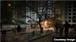 Жер титирөөдөн кийин көпчүлүк тургундар сыртка чыгып турушат.