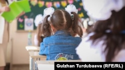 Бишкектеги мектептердин бири. Иллюстрациялык сүрөт.