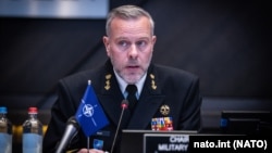 «З нашою допомогою Україна може перемогти і переможе. Ви не самі. НАТО підтримує вас», – сказав адмірал