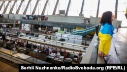Вболівальники у фан-зоні на Житньому ринку в Києві під час перегляду матчу Україна-Словаччина. Київ, 21 червня 2024 року