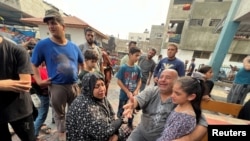 Reagimi i palestinezëve ndaj dëmeve në shkollën strehimore të OKB-së për personat e zhvendosur, pas një sulmi izraelit në Xhabalia, në veri të Rripit të Gazës, 2 nëntor 2023.