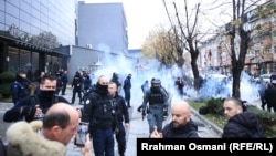 Ситуація загострилася, коли протестувальники кинули димові шашки всередині та поза межами готелю, де голова KSC проводила зустрічі