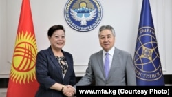 Министр Жээнбек Кулубаев жана элчи Ду Дэвэн.