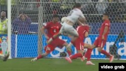 თურქ მცველს, სამეთ აქაიდინს განსხვავებული ნომრები ეწერა მაისურსა და შორტზე.