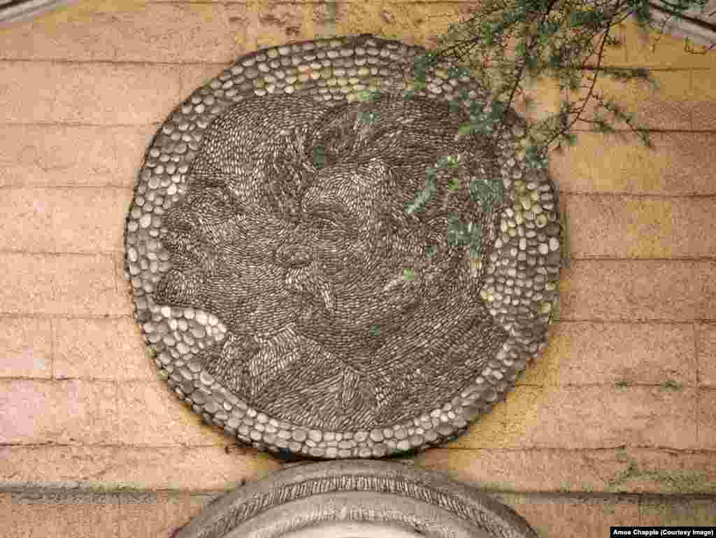 Mozaic realizat din pietriș de râu înfățișându-i pe Vladimir Lenin și Iosif Stalin. Mozaicul este amplasat la intrarea unei stații de telecabină din Chiatura, în centrul Georgiei, septembrie 2022.&nbsp;(Foto:&nbsp;Amos Chapple, RFE/RL)