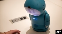 یک ربات دستیار خانگی که با هوش مصنوعی به‌روز می‌شود، آمریکا، ژانویه ۲۰۲۴