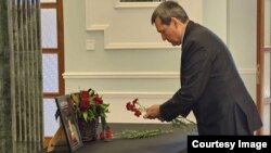 Міністр закордонних справ Туркменістану Рашид Мередов кладе квіти в посольстві Росії після атаки на «Крокус Сіті Хол» у РФ, 23 березня