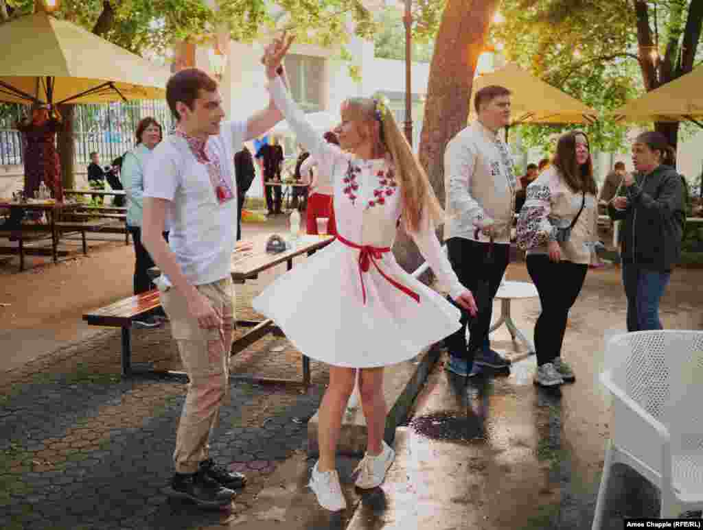 Юрій з Харкова та Анна з Києва танцюють під пісню &laquo;Червона рута&raquo;. Молоде подружжя називає цю пісню їхнім &laquo;другим національним гімном&raquo;