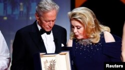 Майкл Дуглас менен Катрин Денев фестивалдын ачылышында.