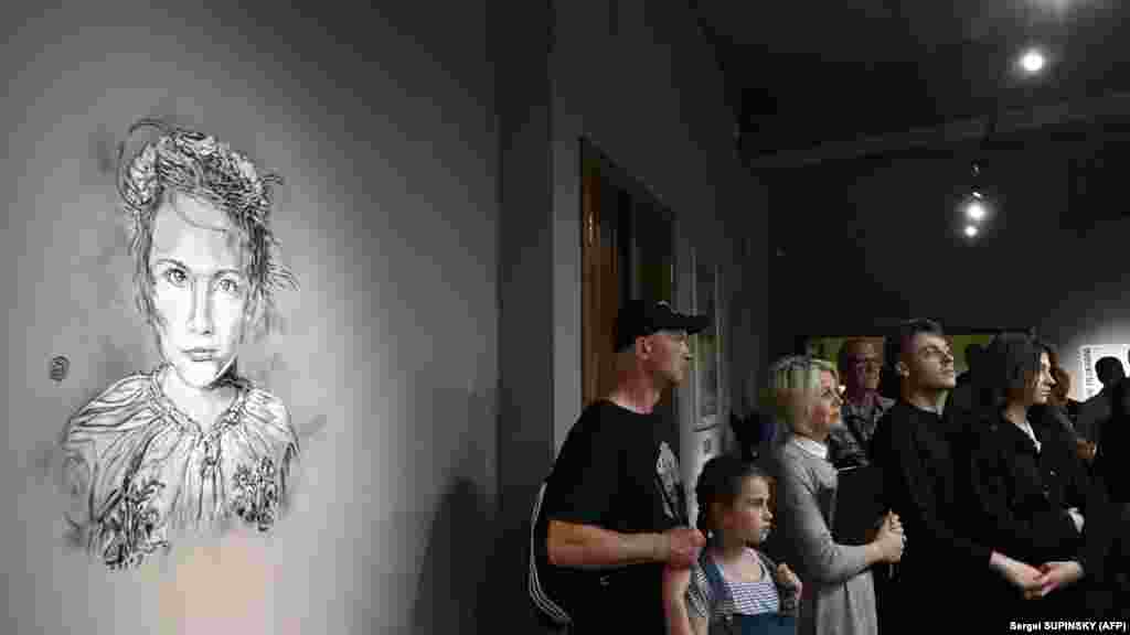 Na izložbi su i portreti onih koji kažu da su bili svjedoci ruskih ratnih zločina, boraca otpora i portreti ratnih izvještača.